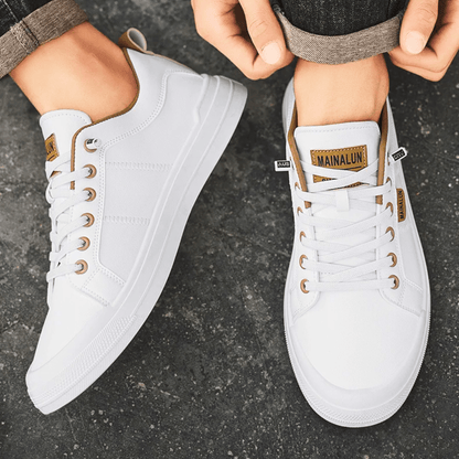 Nahaufnahme der Lederoberfläche des Sneakers