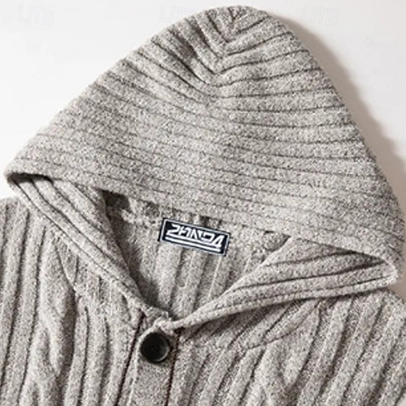 Vorderansicht der Herren-Strickjacke mit Kapuze