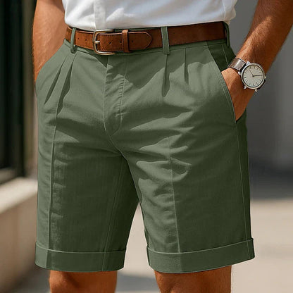 Damen Sommer-Shorts mit Falten vorne in einer Rückansicht