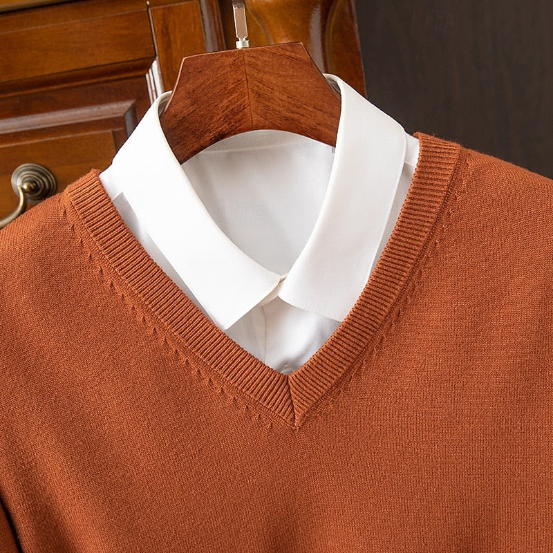Herrenpullover mit V-Ausschnitt an einem Model