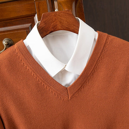 Herrenpullover mit V-Ausschnitt an einem Model