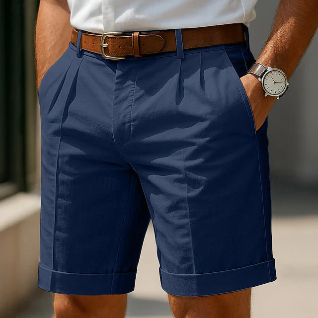 Detailaufnahme der Falten vorne an den Damen Sommer-Shorts