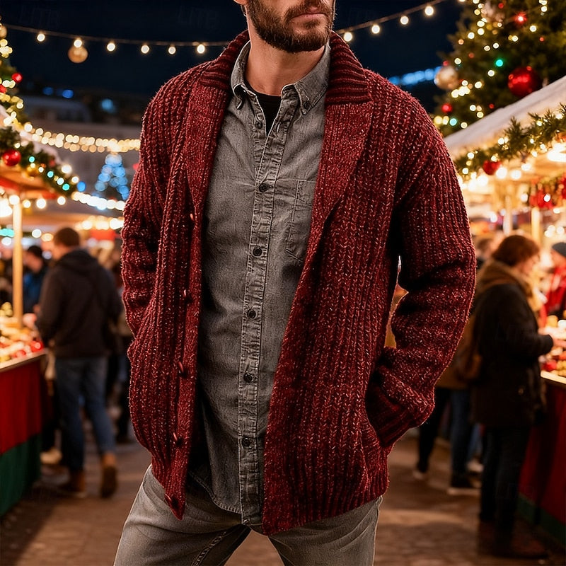Nahaufnahme der groben Strickstruktur einer Herren-Strickjacke