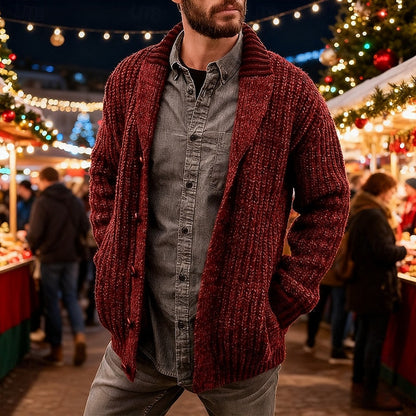 Nahaufnahme der groben Strickstruktur einer Herren-Strickjacke