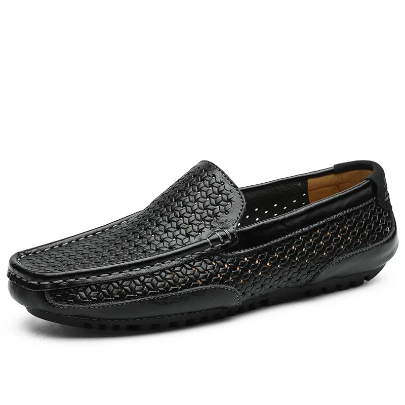 Paar transparente Loafer auf hellem Hintergrund