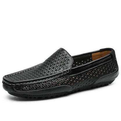 Paar transparente Loafer auf hellem Hintergrund